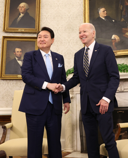 지난 4월26일(현지시간) 미국을 국빈 방문한 윤석열 대통령과 조 바이든 미국 대통령이 워싱턴DC 백악관 오벌 오피스에서 열린 한미 정상 소인수 회담에서 악수하고 있다.<연합뉴스>